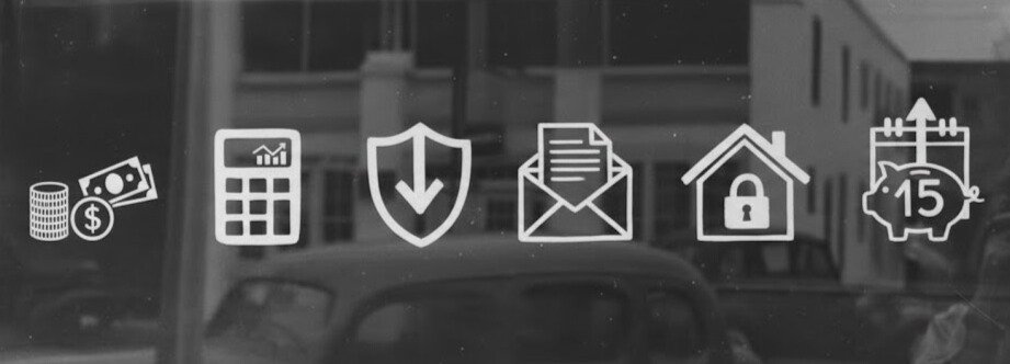 Iconos de servicios de asesoría sobre imagen en blanco y negro con calculadora, protección, correo, vivienda y calendario fiscal